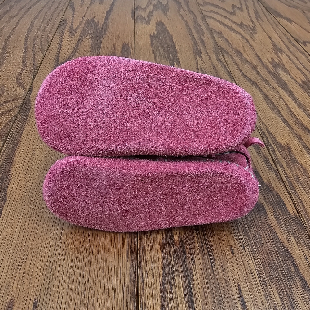 Minnetoka Musk Pink Fringe Infant Moccasins - Picture 3 of 6